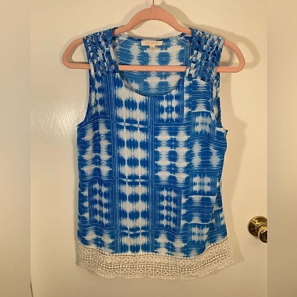 Skies are blue EUC blue/ivory woven shoulder sleeveless blouse crochet hem SizeM